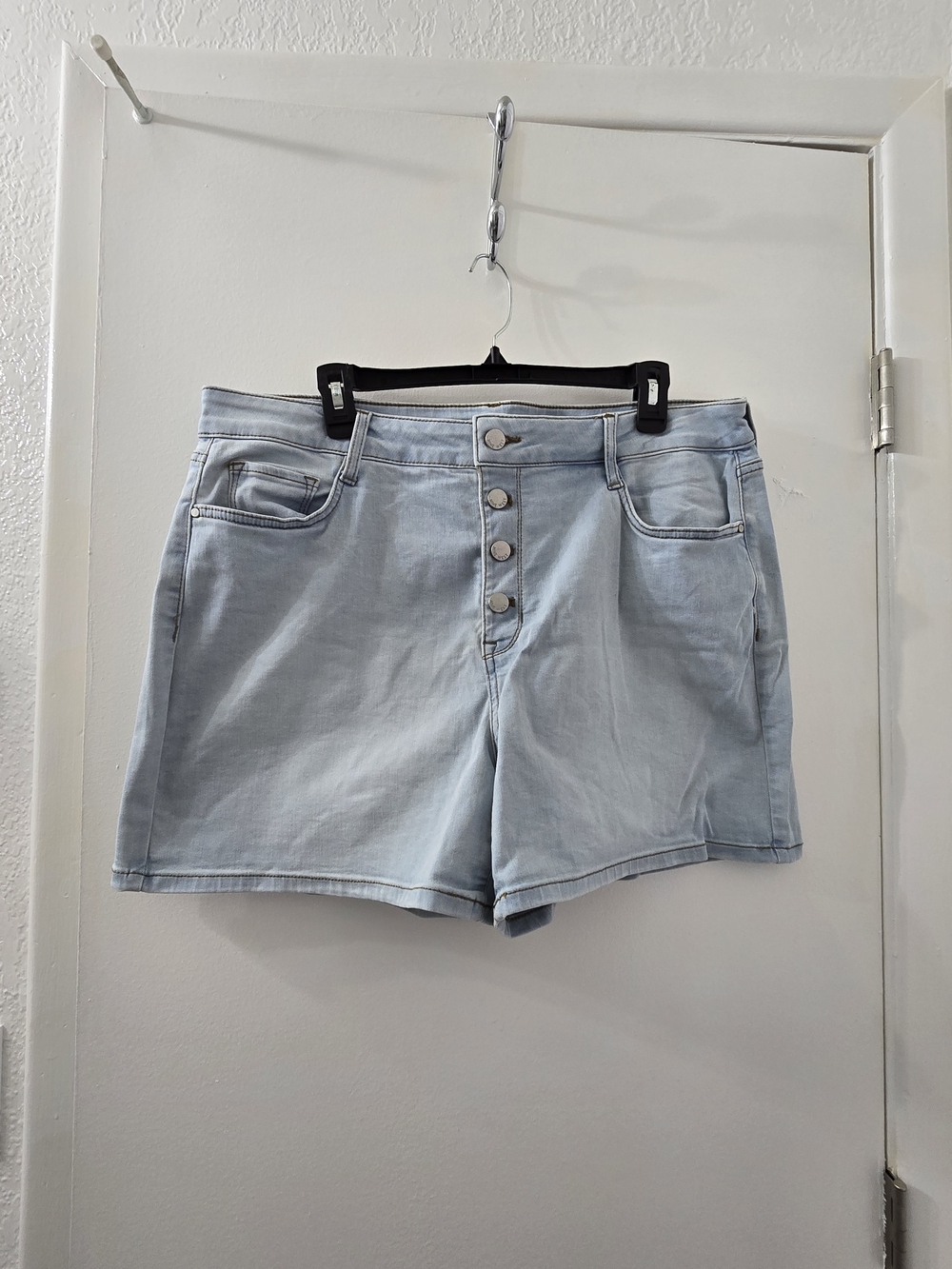 NWOT Nine West Light Wash Button-Front Women’s Shorts